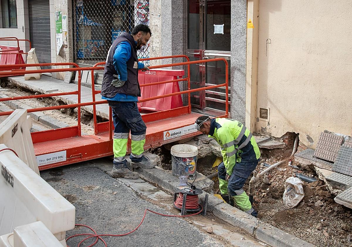 Los obreros trabajan en las zonas afectadas por la rotura de las tuberías.