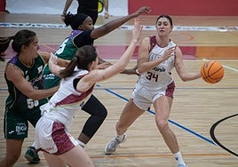 Sedlakova busca el pase a una compañera en el partido del Unibasket ante el Unicaja.