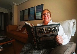 Mari Carmen Manso, con el libro 'El teatro en Calahorra', de Félix Manuel Martínez.