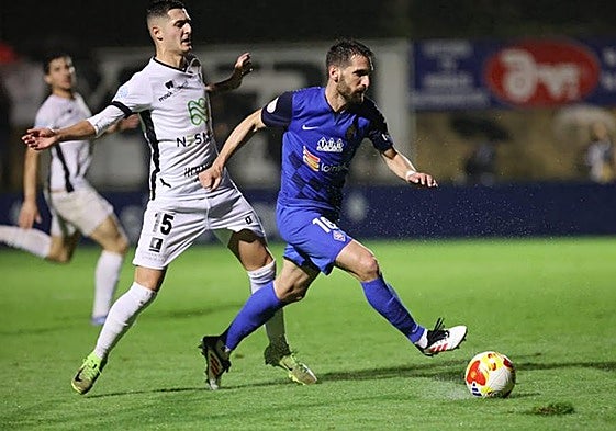 Álvaro Santos, jugador del Alfaro, trata de frenar al local Tienza.