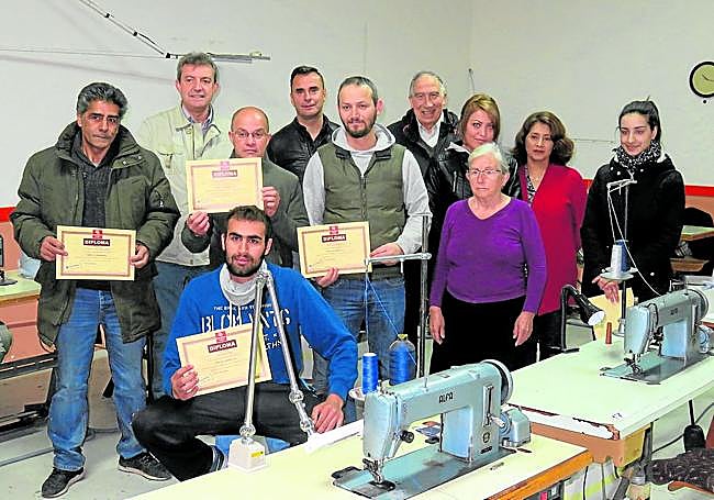 Imagen de la entrega de diplomas en la antigua aula de un curso de guarnecido en primavera de 2017.