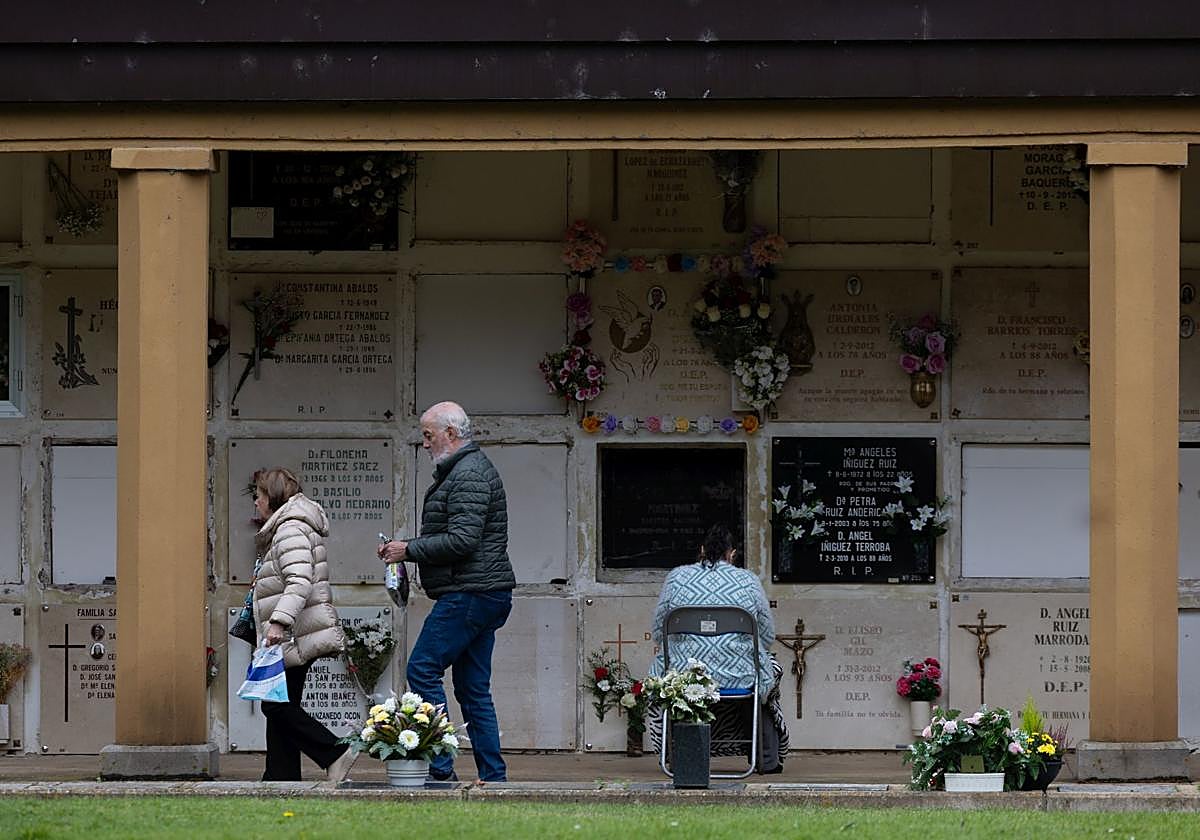 Una mujer visita a un ser querido en el cementerio de Logroño.