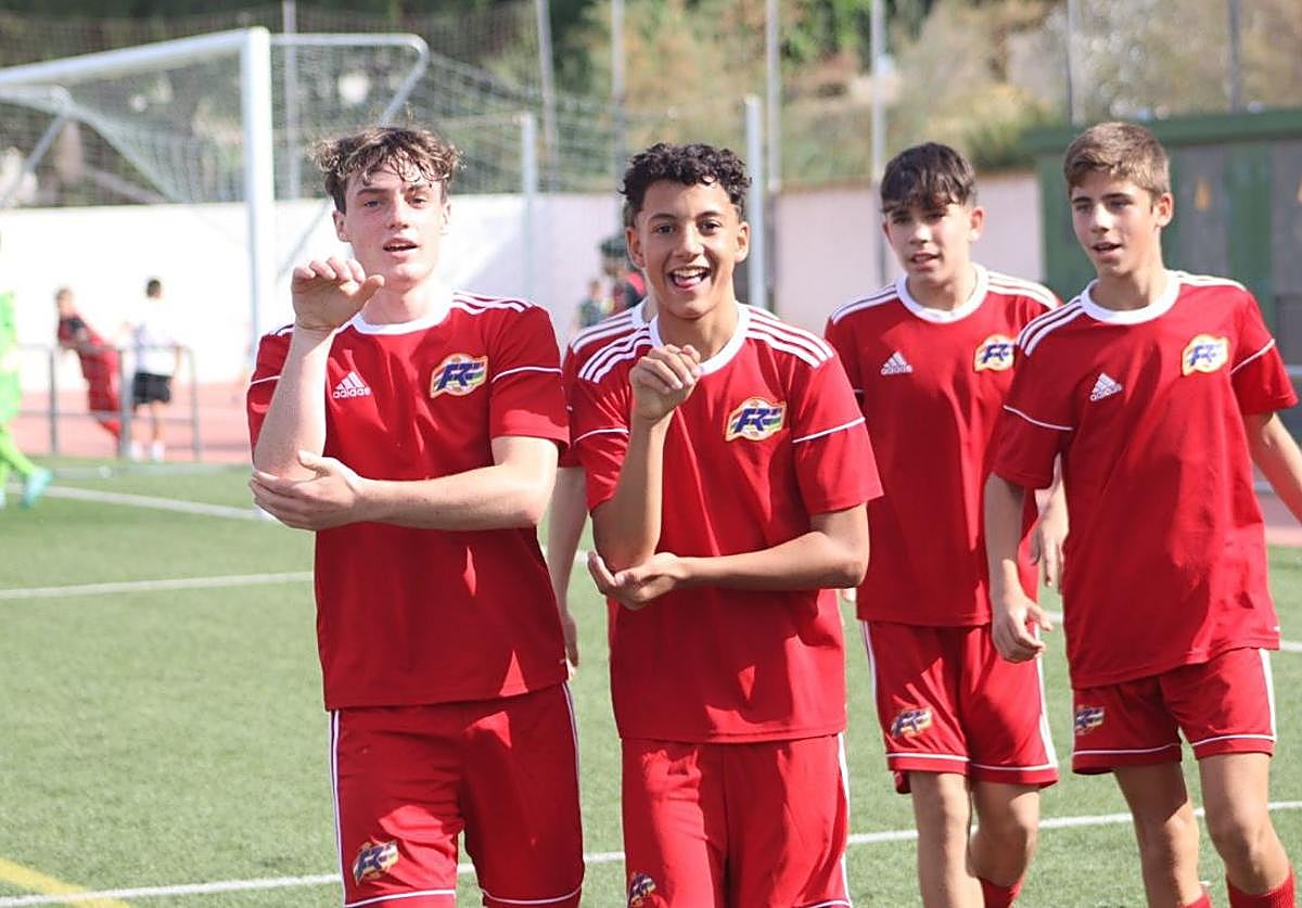 Los jugadores de la Sub'14 riojana celebran un gol.