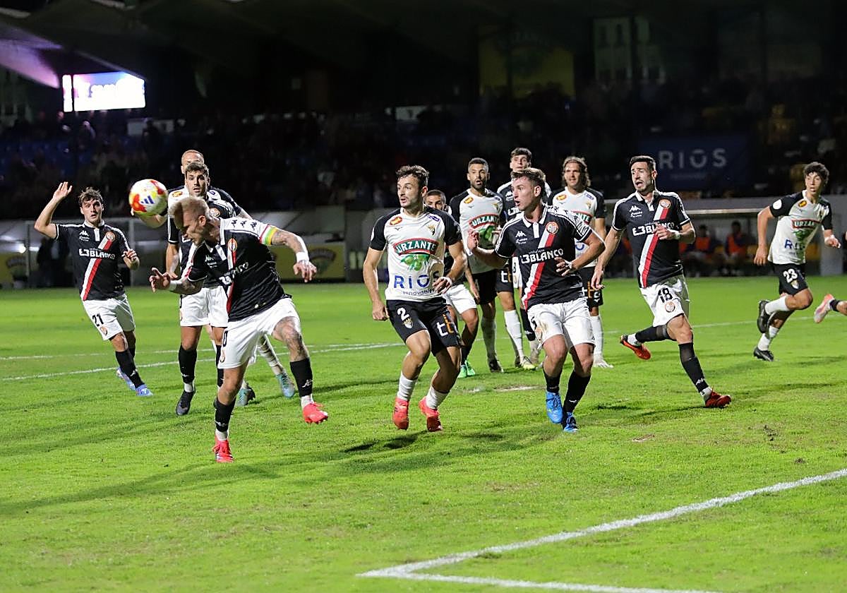 Sergio Gil despeja de cabeza el esférico.