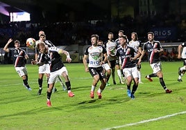 Sergio Gil despeja de cabeza el esférico.