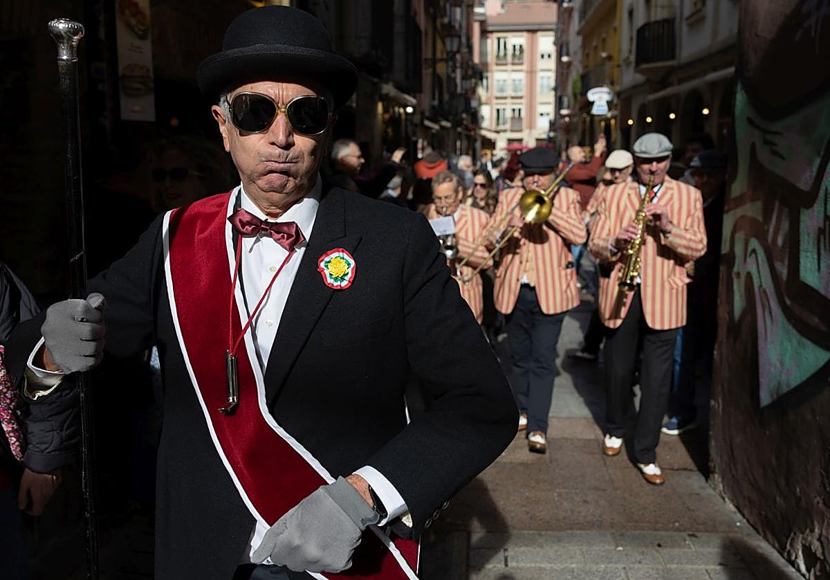 El Gran Marshall, que dirigió el pasacalles, con la banda riojana Dixiemulando.