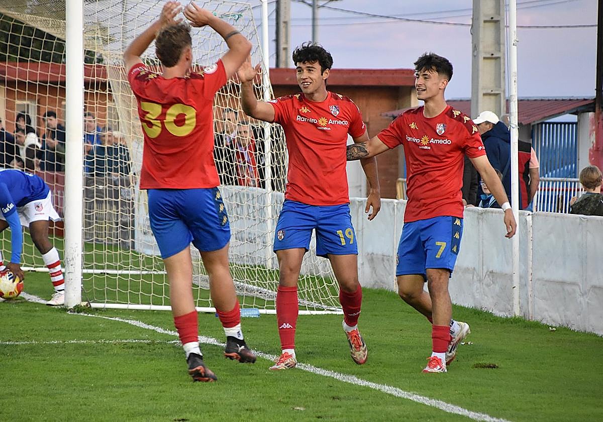 Los tres goleadores del Calahorra de ayer: Lucas Díaz (de espaldas), Joselu y Abel, celebrando el segundo gol rojillo.