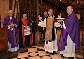 El párroco Jesús Ignacio Merino, con la casulla del renacimiento, en uno de los responsos que se realizaron ayer en la liturgia de la catedral.