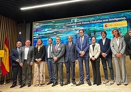 Los representantes municipales, entre ellos el alcalde Conrado Escobar, con el ministro Óscar López.