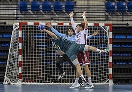 Álvaro Preciado intenta frenar el lanzamiento mientras Xoan Ledo se prepara para detener el balón.