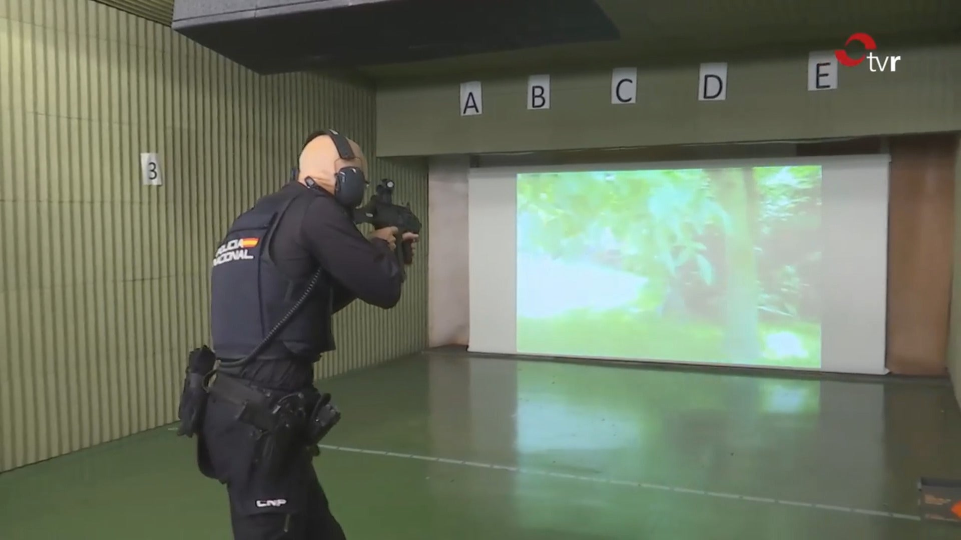 Los agentes de la Policía Nacional se entrenan ya en una galería de tiro virtual en Logroño