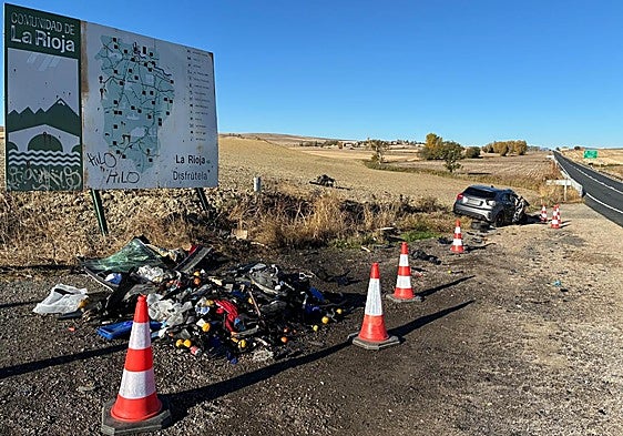Restos del accidente en la carretera N-232, en Foncea.
