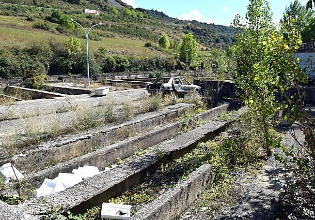 Interior de las instalaciones de la piscifactoría abandonada.