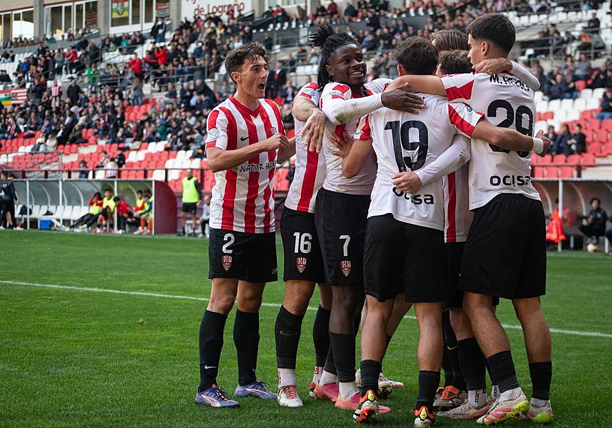 Los jugadores de la UD Logroñés celebran un gol ante el Utebo.