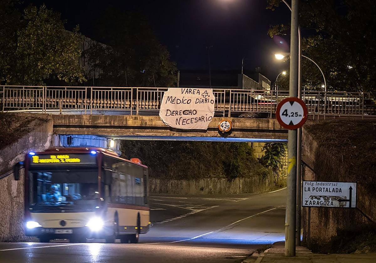 Pancartas en el puente de Varea reclamando una atención sanitaria diaria y completa.