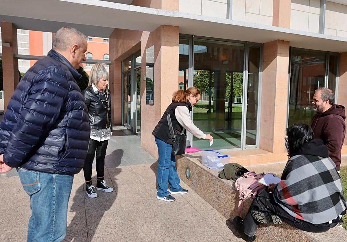 Un momento de las votaciones, con la urna instalada en el patio exterior de la Bene