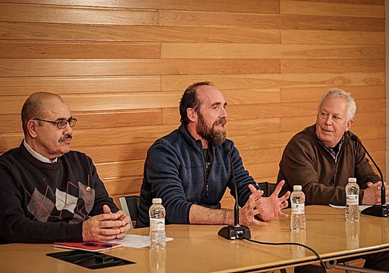 Eduardo Sáenz de Cabezón (en medio) junto con Mohamed Labad (izquierda) y Andreas Oestreicher (derecha).