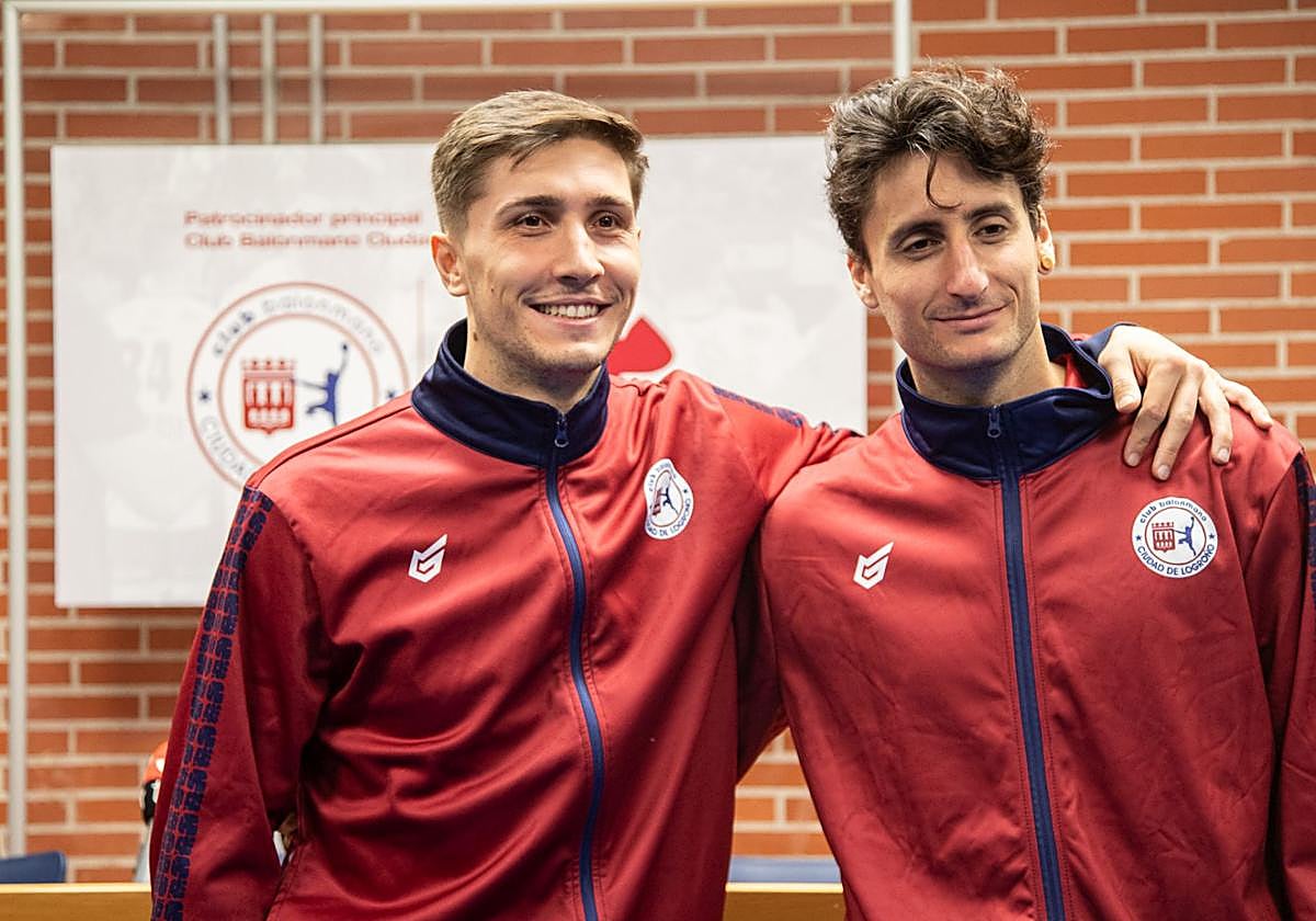 Álvaro Preciado y Xoan Ledo posan durante la rueda de prensa en la que expresaron su «felicidad» por renovar por el equipo franjivino.