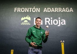 Zabala juega con una pelota en el frontón Adarraga de Logroño.