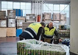 Una pareja de voluntarios, en el almacén de Logroño del Banco de Alimentos de La Rioja.