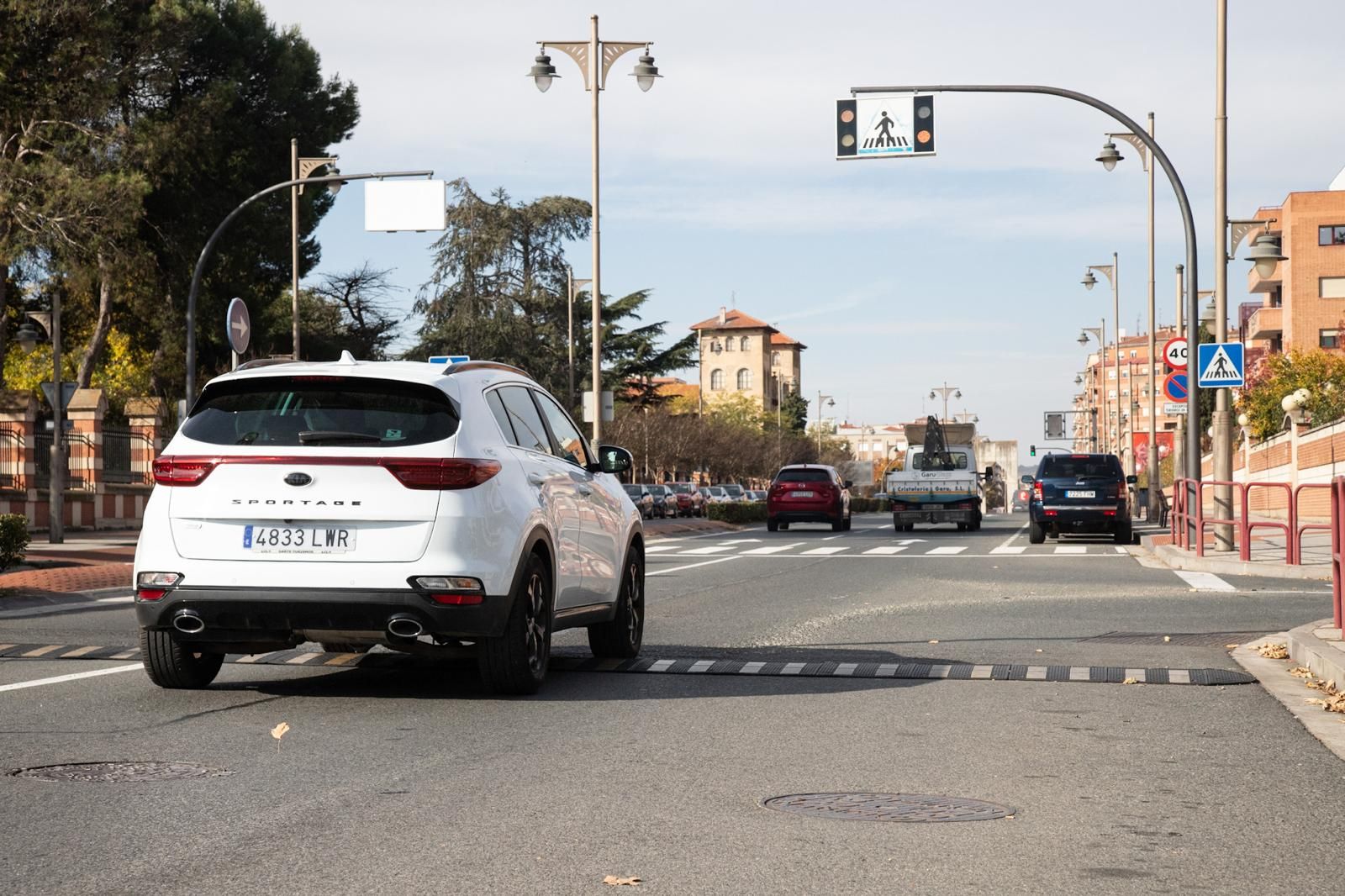 Antes de llegar al paso, y en ambos sentidos, ya hay reductores de velocidad, insuficientes según la denuncia ciudadana.