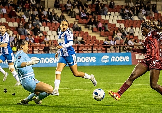 Congo dispara dentro del área en el partido contra el Espanyol disputado en Las Gaunas.