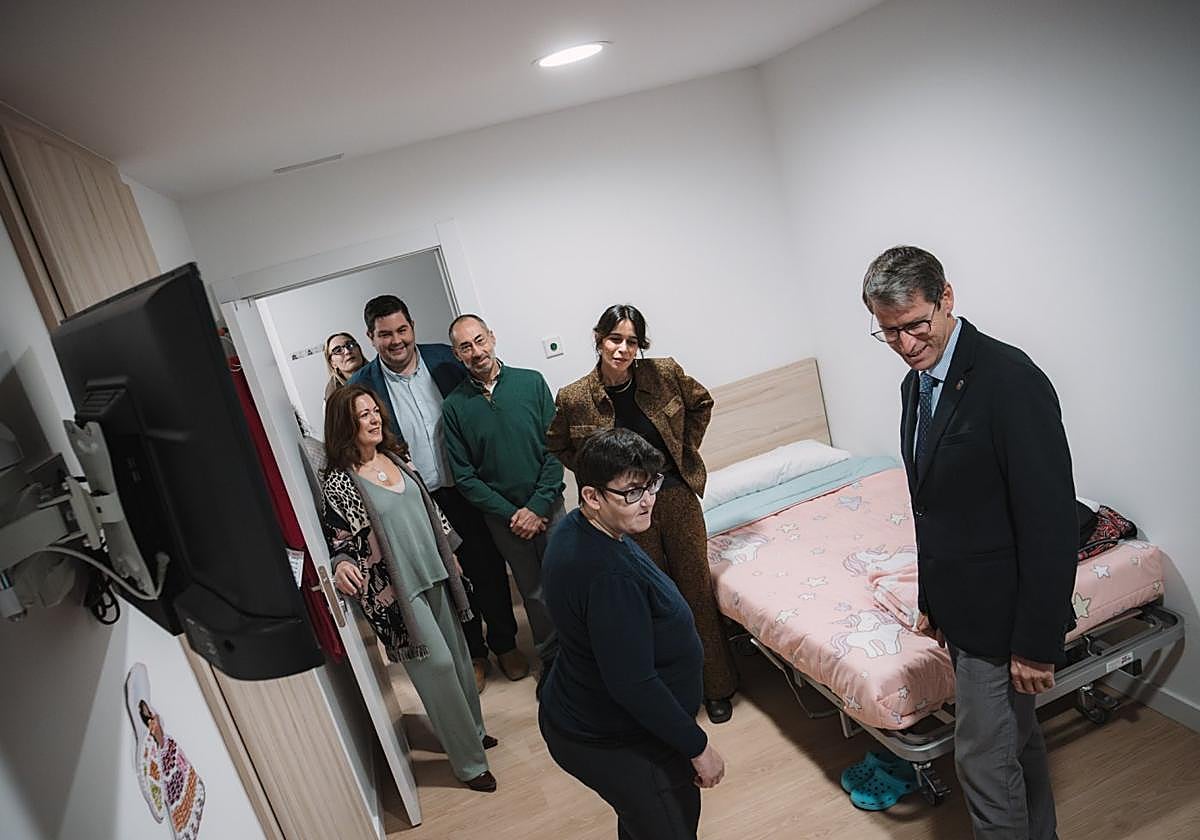 Usuarios de Asprodema mostraban las nuevas habitaciones.