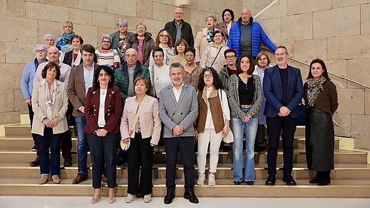 El alcalde de Logroño, Conrado Escobar, junto a la concejal de Servicios Sociales, Patricia Sanz, y las homenajeadas en el acto de esta mañana.