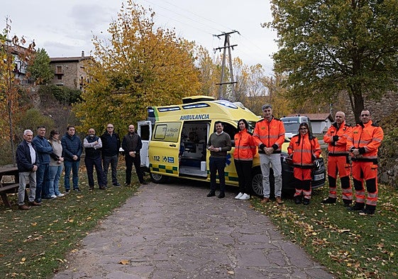 Autoridades y personal sanitario posan en Villanueva de Cameros con la nueva ambulancia todoterreno.