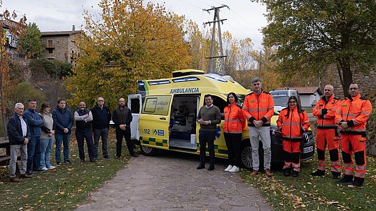 Autoridades y personal sanitario posan en Villanueva de Cameros con la nueva ambulancia todoterreno.