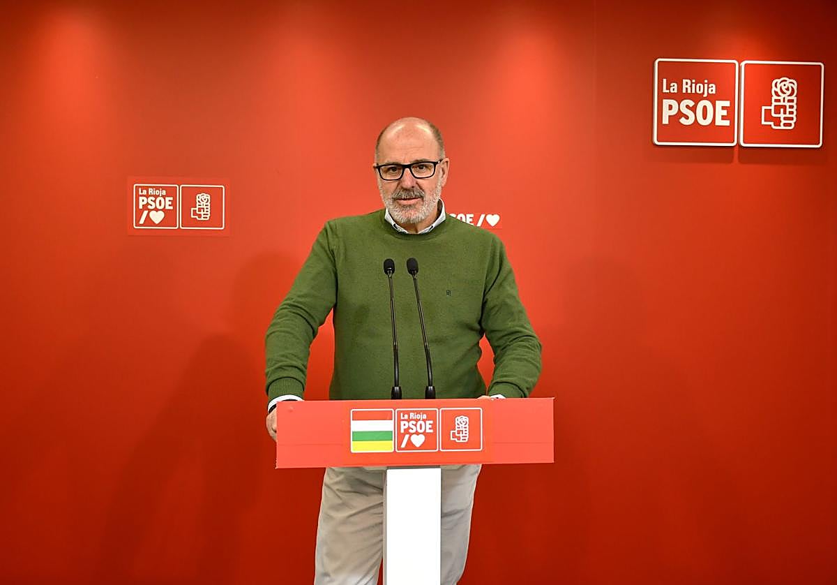 Miguel González de Legarra, en la sede del PSOE riojano.