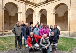 El grupo de Descarboniza avanzado durante su visita al convento de San Francisco.