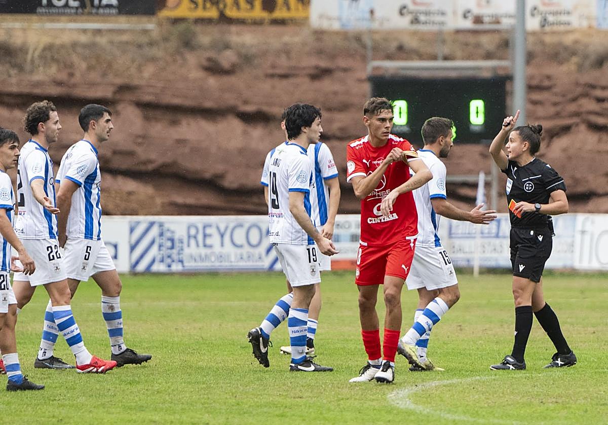 Momento de la expulsión de Merino ante el Utebo.