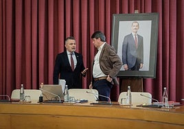 El alcalde, Conrado Escobar, y el portavoz del principal grupo de la oposición, Luis Alonso, en la sesión plenaria de este jueves.