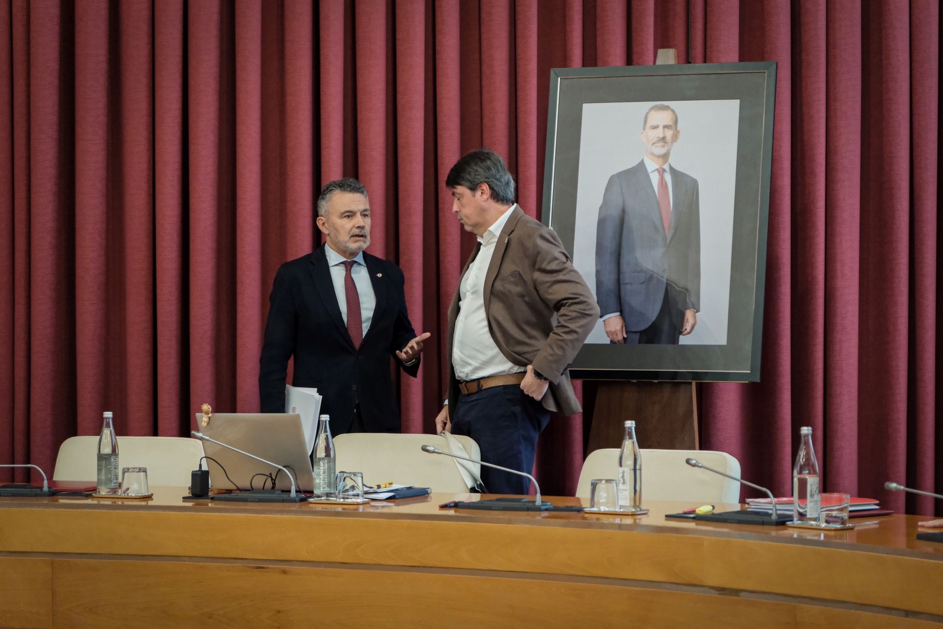 El alcalde, Conrado Escobar, y el portavoz del principal grupo de la oposición, Luis Alonso, en la sesión plenaria de este jueves.