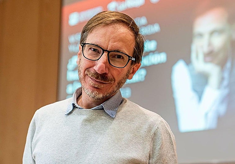 El actor Damián Alcolea, en el Aula Magna del Complejo Científico-Tecnológico de la Universidad de La Rioja.