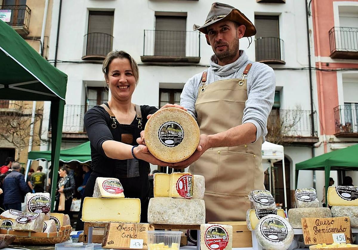 Moira Enjuanes y Álvaro Capellán muestran uno de los quesos que elaboran en Valle del Ciloria.