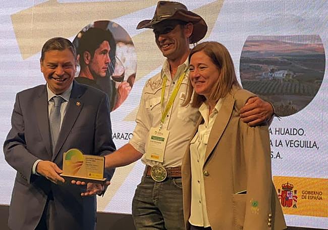 El ministro Luis Planas, el ganadero Álvaro Capellán y la consejera Noemí Manzanos en la entrega del premio.
