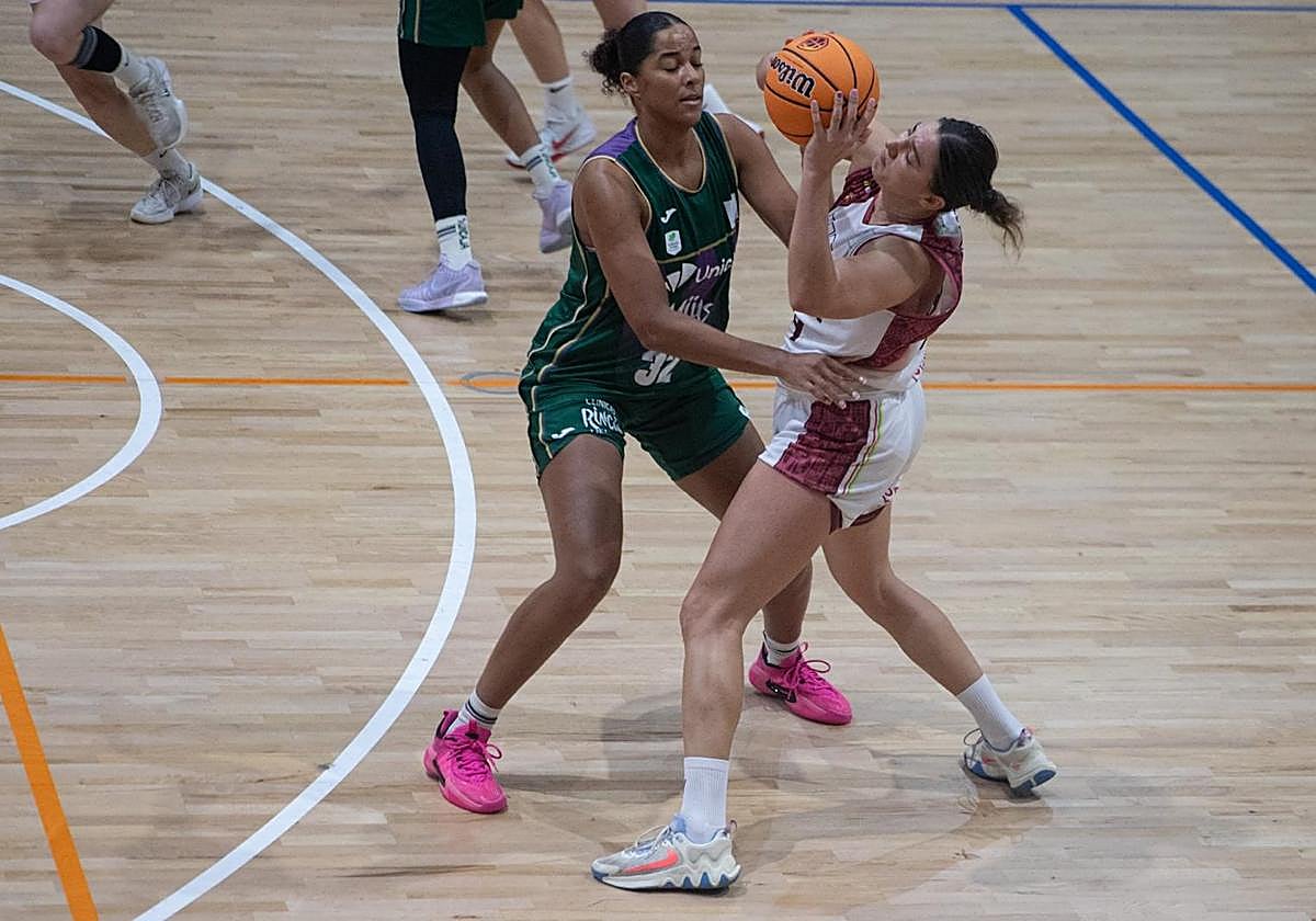 Sedlakova intenta fajarse de la defensa de una jugadora del Unicaja.