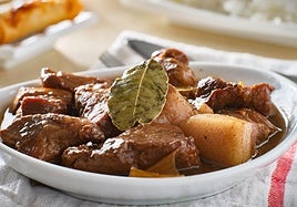 Ración de adobo filipino decorado con una hojita de laurel.
