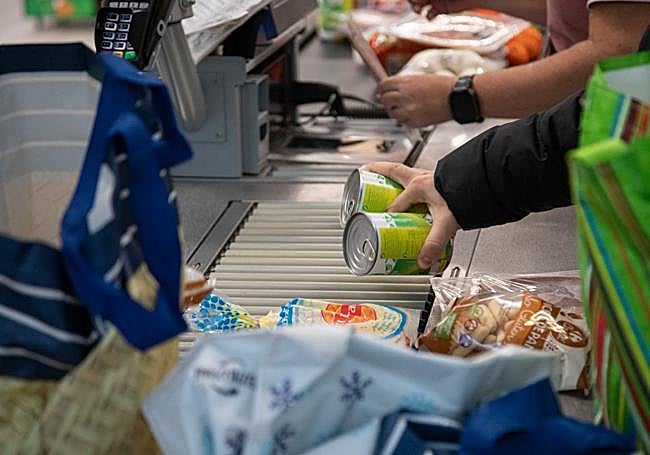 Un ciudadano hace la compra en otro establecimiento de la localidad.