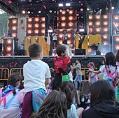 Unos niños disfrutan de una verbena en una localidad riojana en una imagen de archivo
