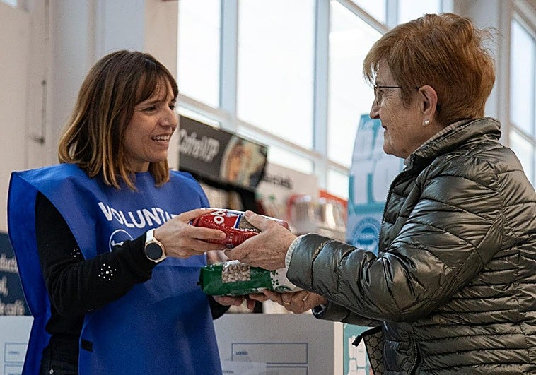 Susana Vargas, una de las voluntarias en el Carrefour Berceo recoge la donación de una ciudadana, en Logroño.
