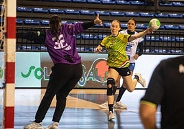 Garoa lanza a portería durante el partido de ayer.