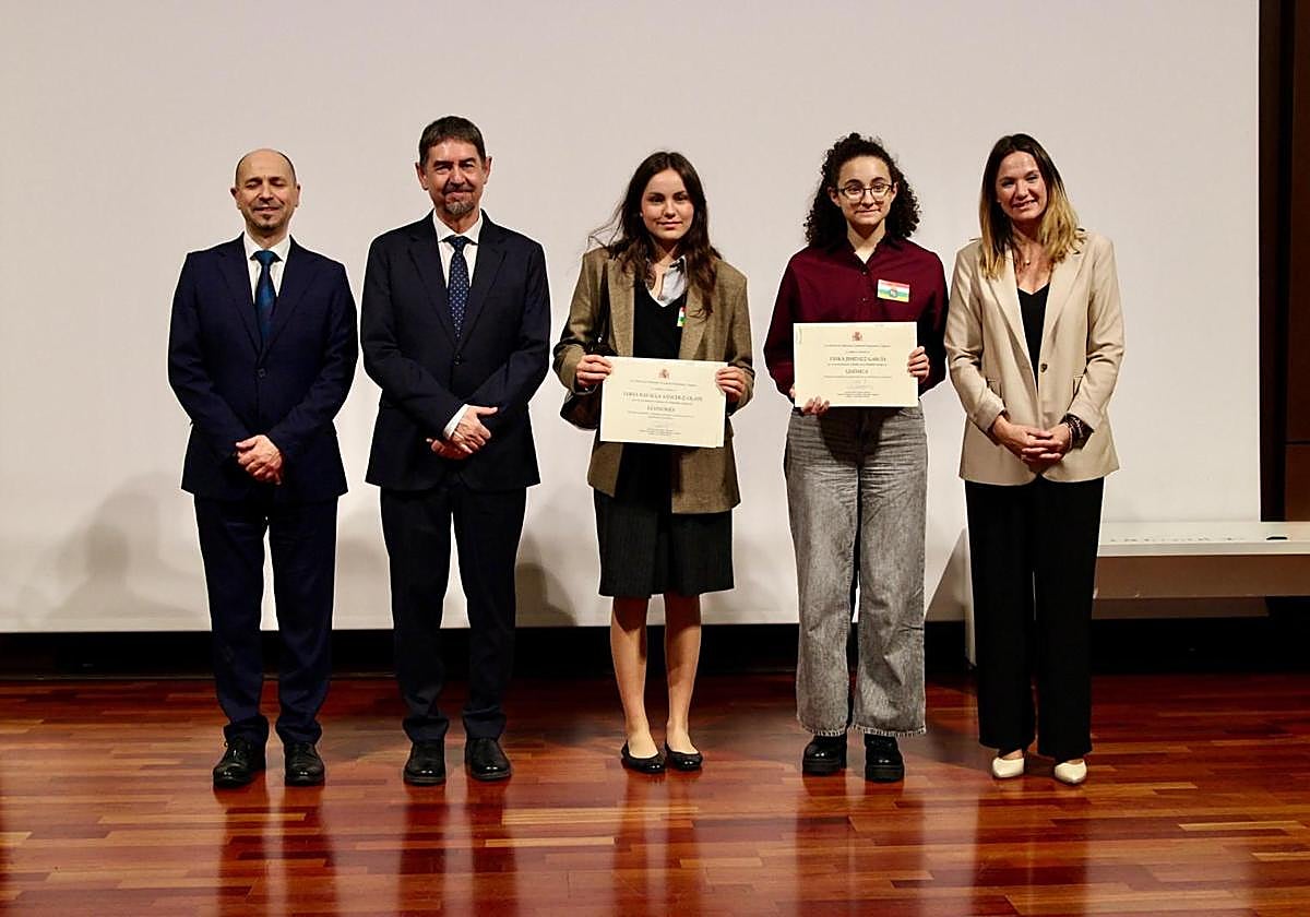Las dos premiadas riojanas posan con sus diplomas.