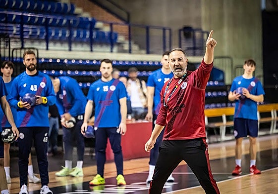 Miguel Ángel Velasco dirige una sesión de entrenamiento esta semana en el Palacio de los Deportes.