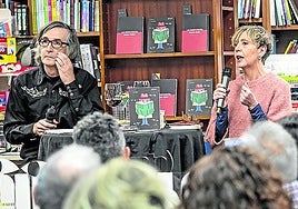 Susana Koska presentando su libro 'Las consecuencias' (Pepitas), en la librería Cerezo y junto a José Ignacio Foronda.