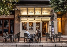 The Class cruza la acera y se hermana con el Junco