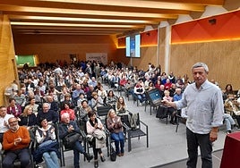 Roberto González con su libro, el viernes en la sala Entreviñas.