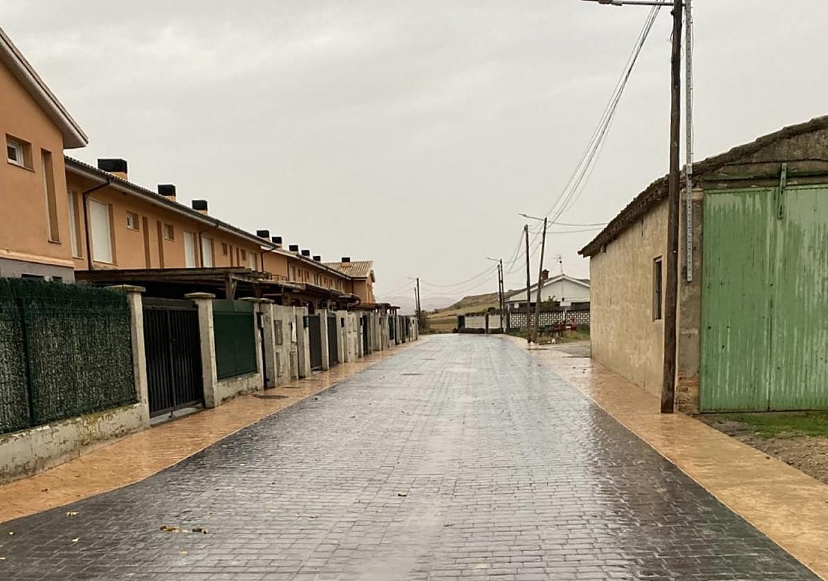 Calle Camino Vega Arriba, en Ochánduri, ya asfaltada.